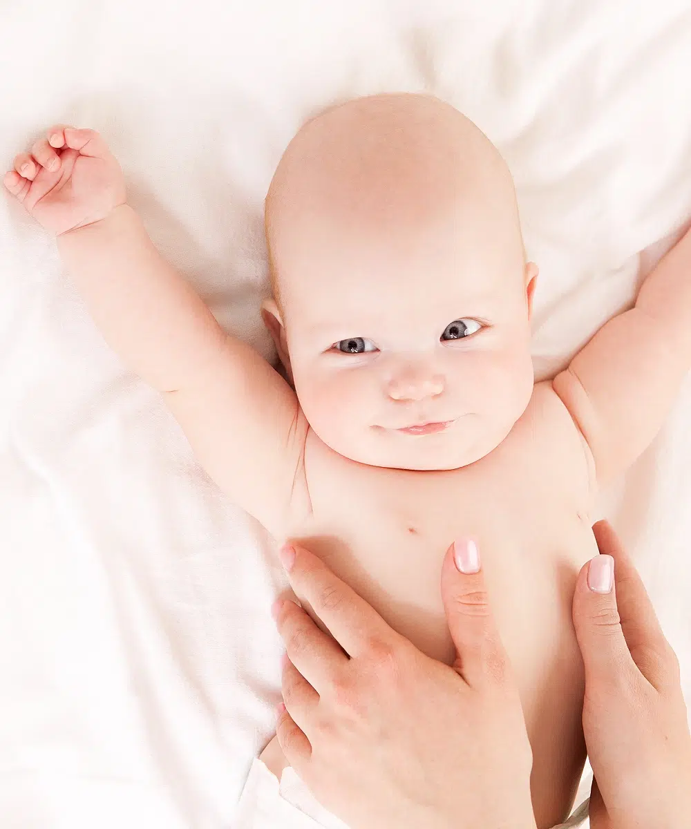 Bébé allongé sur un drap blanc